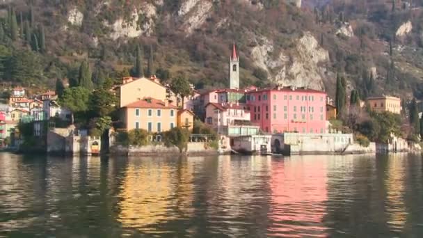 Orillas del Lago de Como con la ciudad — Vídeos de Stock