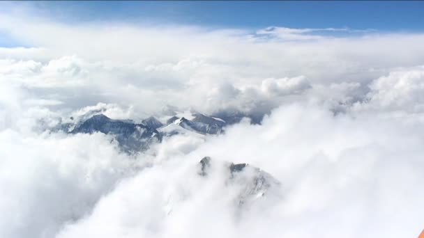 Bulutların arasından aşağı bakıyor — Stok video