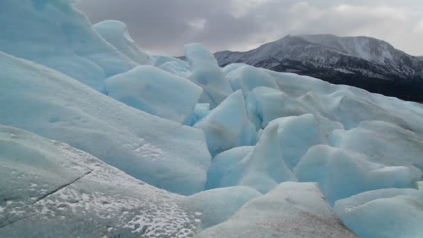 Glaciären över avlägsna bergen — Stockvideo