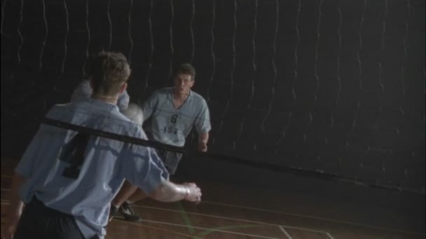 Mannen spelen volleybal — Stockvideo