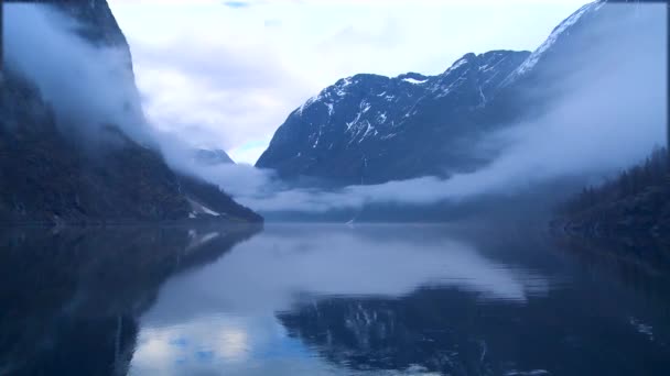 Mraky a mlha visí nad fjord — Stock video