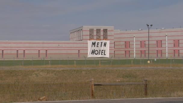 Μια πινακίδα που να λέει Meth Hotel — Αρχείο Βίντεο