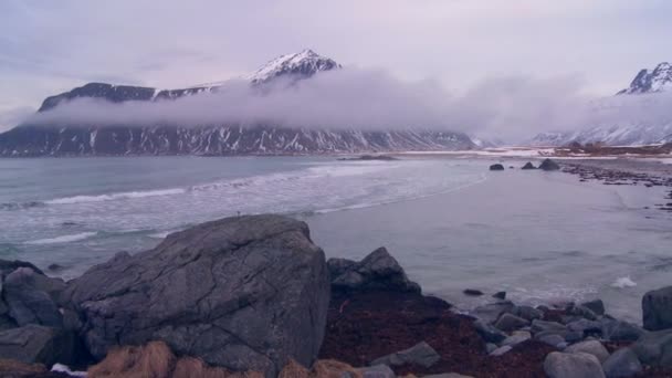 Заснеженная береговая линия посреди фьордов на севере — стоковое видео