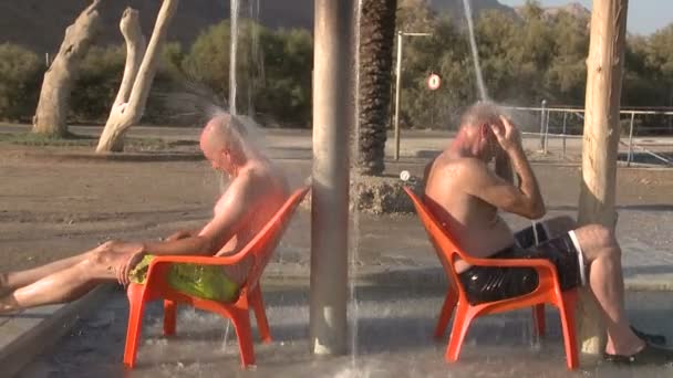 Люди ванна під душем — стокове відео