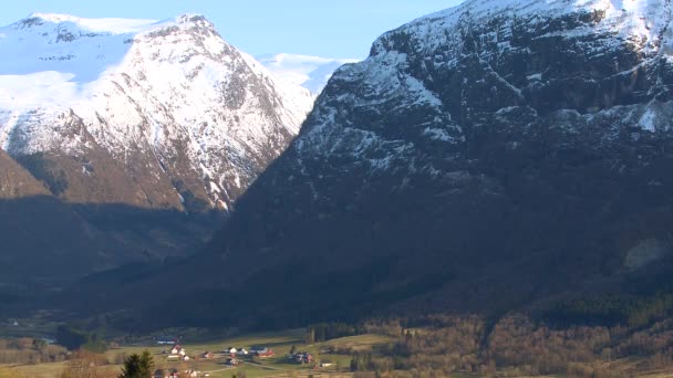 Villaggi e aziende agricole a valle — Video Stock