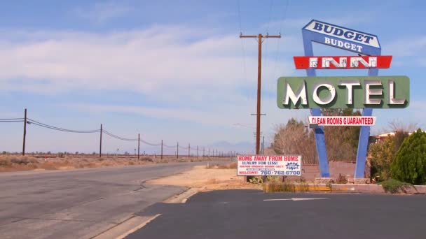 Een begroting motel langs een woestijn — Stockvideo