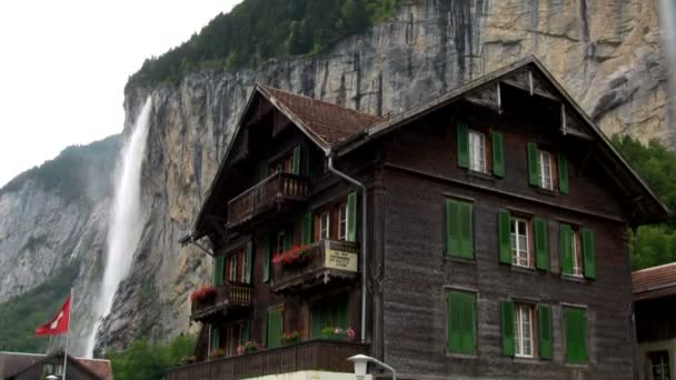 Lauterbrunnen, Suiza con cascada — Vídeos de Stock