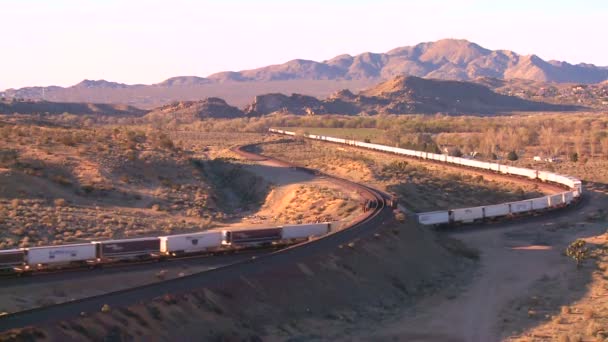 Trem se move através do deserto — Vídeo de Stock