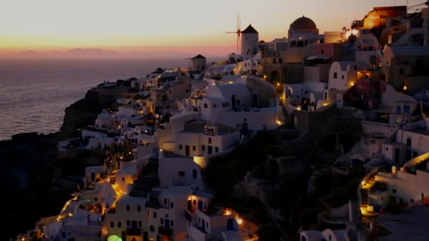 Mulini a vento su Santorini al tramonto — Video Stock
