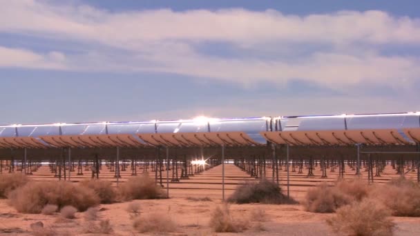 Fazenda solar no deserto — Vídeo de Stock