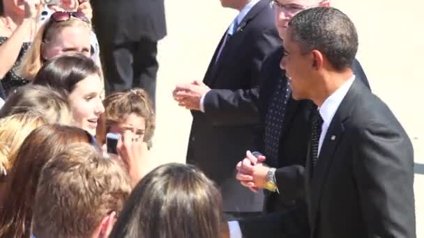 Obama ontmoet en begroet kiezers — Stockvideo