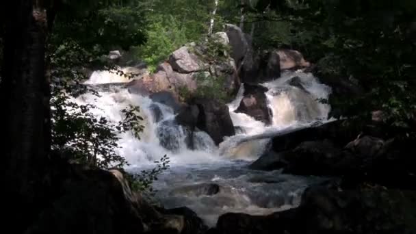 Prachtige waterval in de buurt van Fortuna — Stockvideo