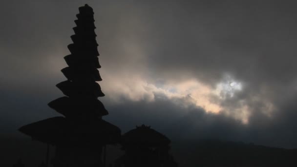 Tempel staat in silhouet — Stockvideo