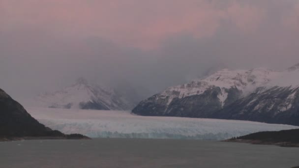 Glaciären med berg på bakgrunden — Stockvideo