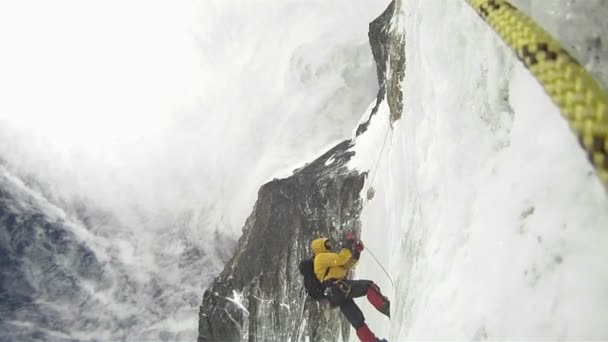 Bergsteiger klettert auf starken Sieg — Stockvideo