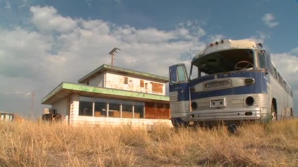 Um autocarro abandonado num campo — Vídeo de Stock