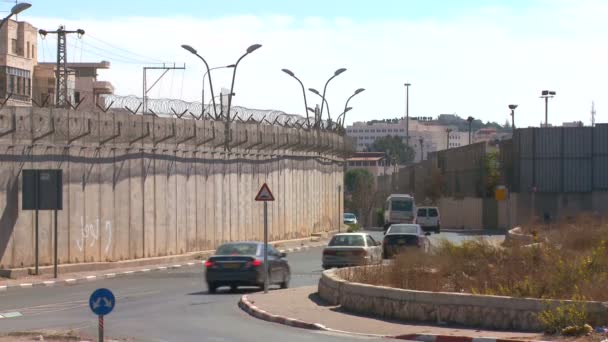 Des voitures roulent le long de la nouvelle barrière de Cisjordanie — Video