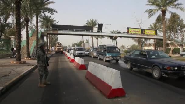 Amerikansk soldat vid checkpoint i Bagdad — Stockvideo