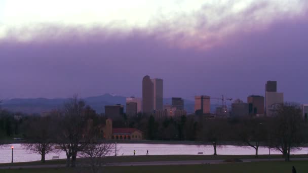 De skyline van Denver Colorado in de schemering — Stockvideo