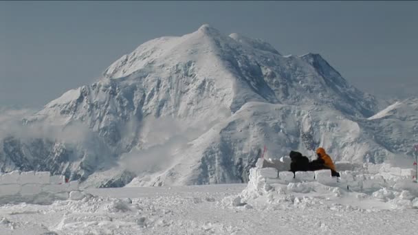 山に設置されているテント — ストック動画