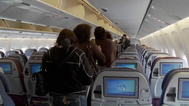 Interieur van vliegtuig met passagiers — Stockvideo