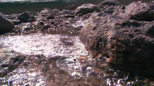 Wasser fließt gefrorene Oberfläche — Stockvideo