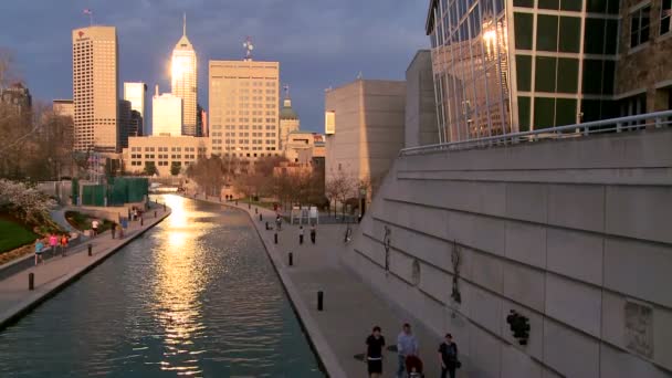 Floden promenad i skymningen i Indianapolis — Stockvideo