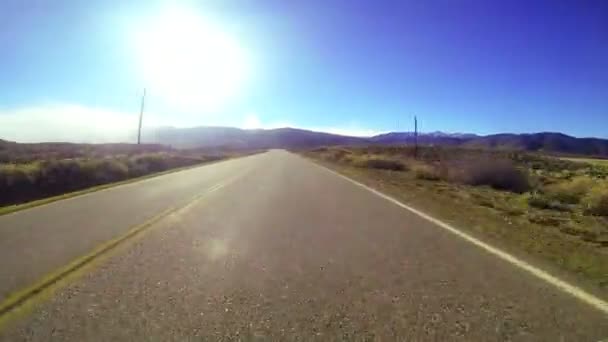 Condução ao longo de uma estrada rural — Vídeo de Stock