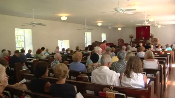 L'intérieur d'une petite église de ville — Video