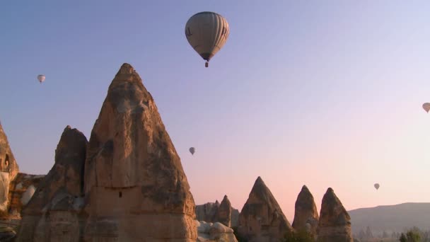 Varmluftsballonger flyga över geologiska formationer — Stockvideo