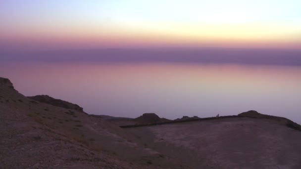 死海の後ろに日没後グローします。 — ストック動画