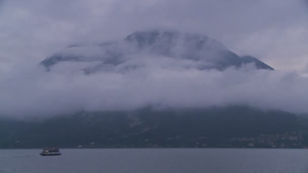 游轮过去在雾中的山 — 图库视频影像