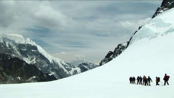 Klimmers lopen over plateau — Stockvideo