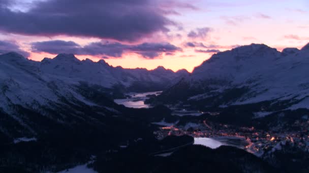 Pôr do sol atrás de uma cidade montanhosa — Vídeo de Stock