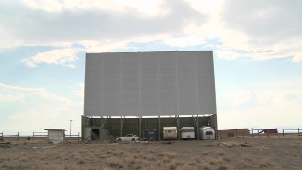 Nubes pasando por la pantalla de teatro — Vídeo de stock