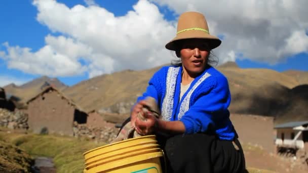 Hagyományos falusi mosás ruházat — Stock videók
