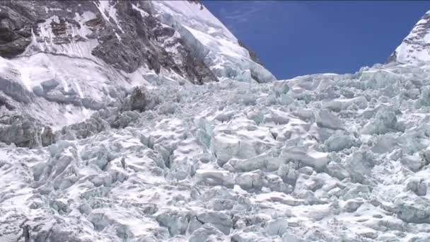 Icefall με ορειβάτες που έχουν ανέβει σε αυτή — Αρχείο Βίντεο