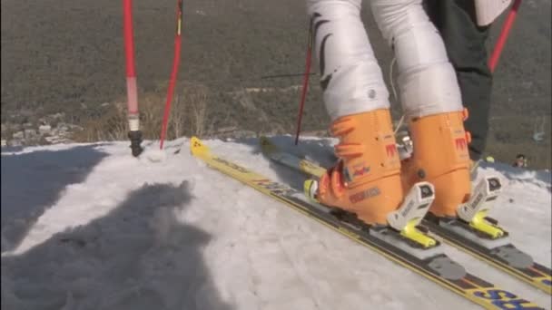 Esquiador começa uma corrida — Vídeo de Stock