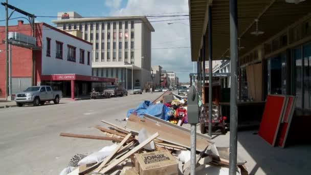 Мусор остается на улице после урагана "Айк" — стоковое видео