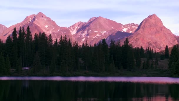 Montañas reflejadas en un lago alpino — Vídeos de Stock