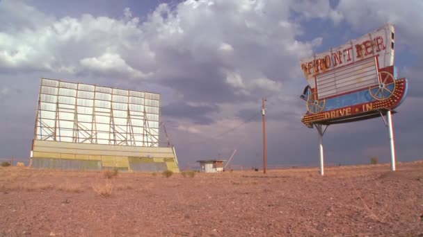 Nuages passent sur le lecteur abandonné — Video