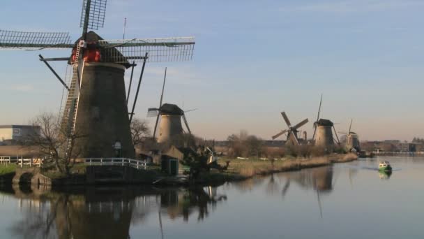 Bateau se déplace le long d'un canal — Video