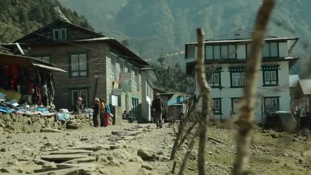 Hombre caminando por el camino en Lukla — Vídeo de stock