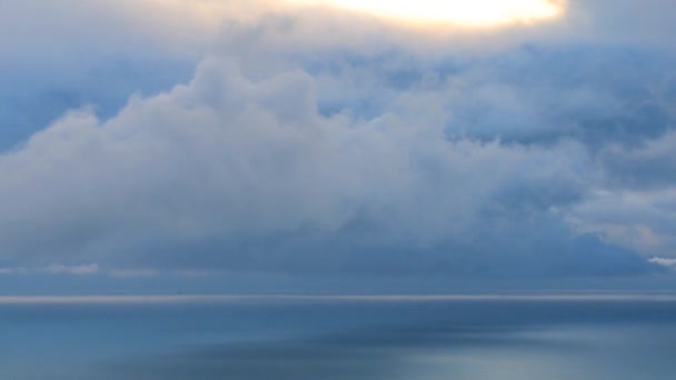 雲が海の上にハングアップします。 — ストック動画