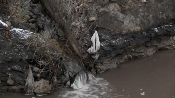 Забруднена вода тече в річку — стокове відео