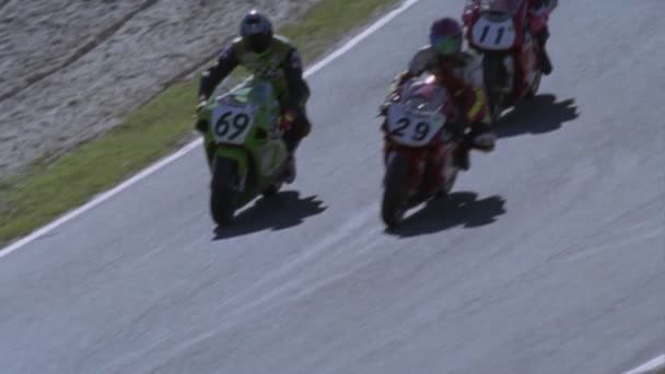 Motociclisti in una curva brusca — Video Stock