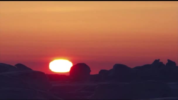 Meia-noite sol através do horizonte — Vídeo de Stock