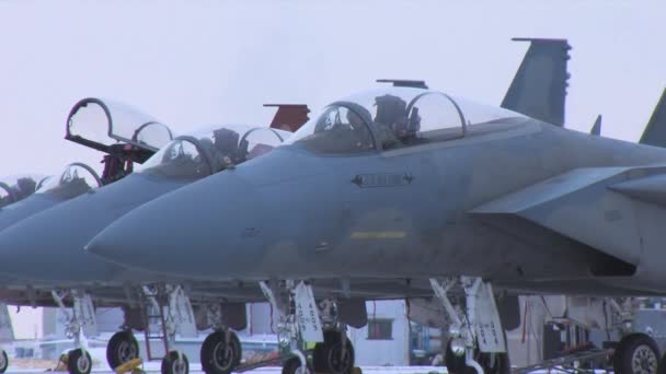 F-15 straaljagers voorbereiden op een missie — Stockvideo