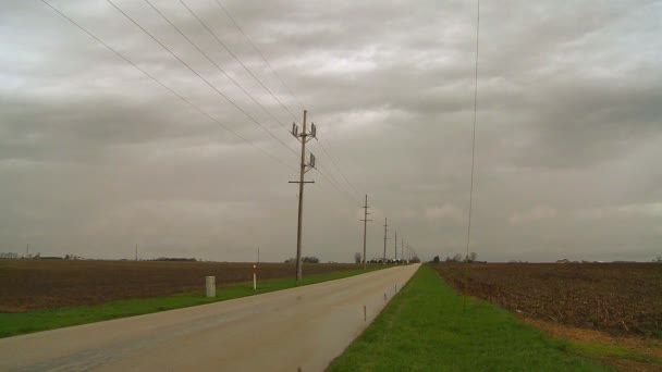 Uma estrada solitária através das planícies — Vídeo de Stock