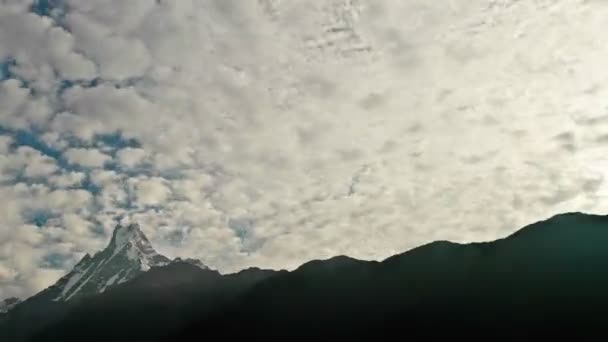 Облака движутся над Горой — стоковое видео